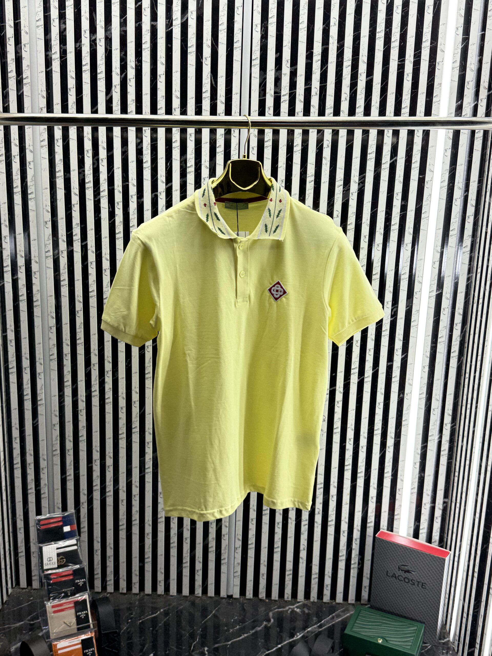 Sarı Yakalı Tişört