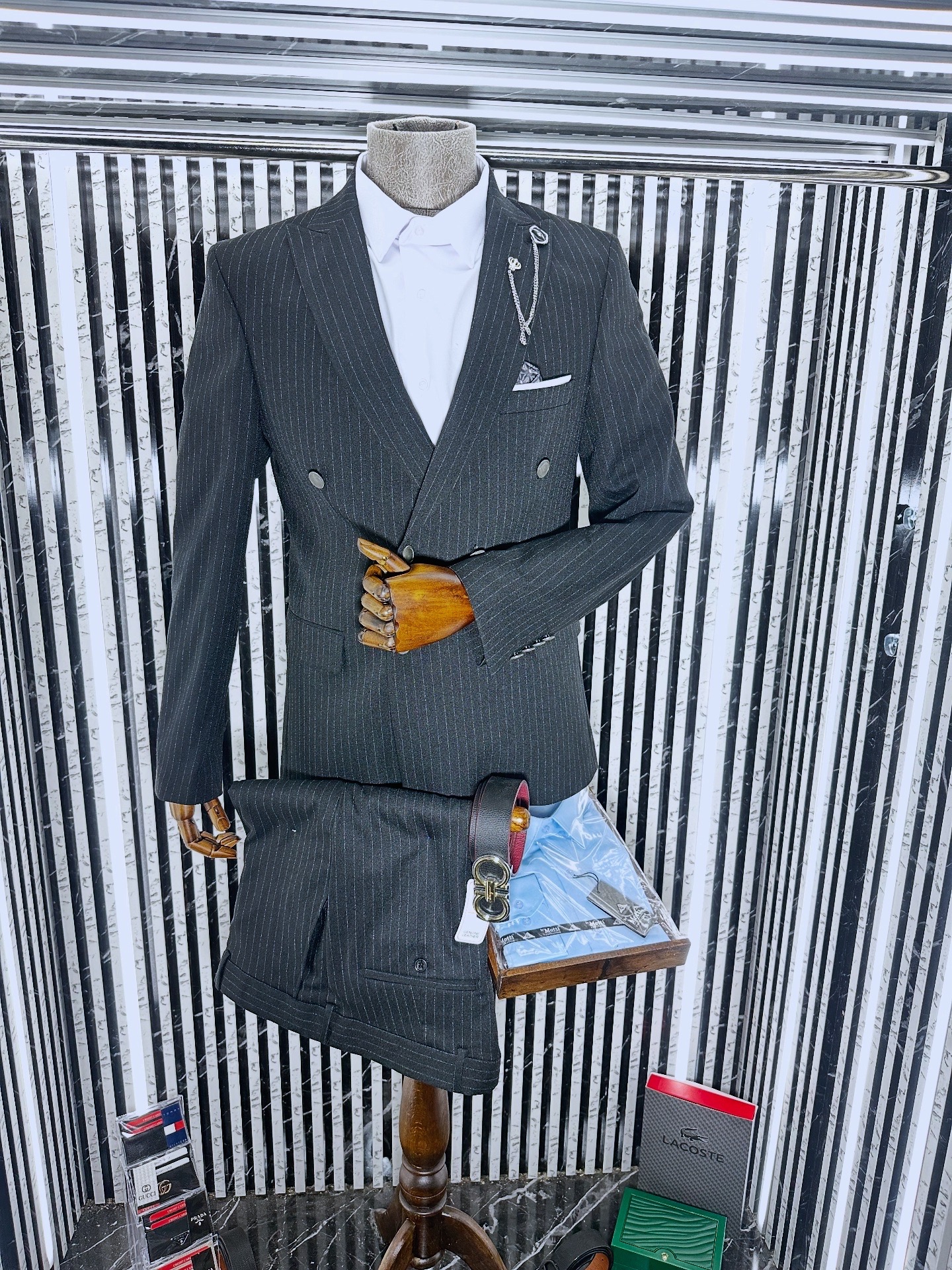 Beyaz Çizgili Takım Elbise